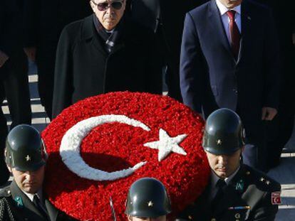 Erdogan (en el centro) preside el aniversario de la muerte de Atat&uuml;rk, el 10 de noviembre en Ankara