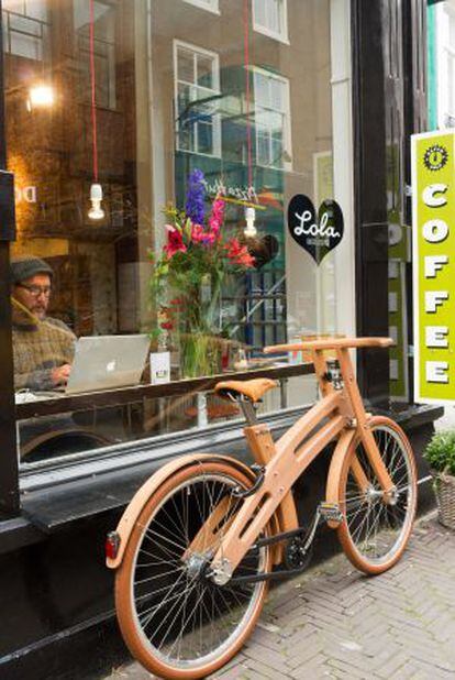 'Boughbike', de madera, aparcada en un café.