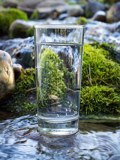 El agua mineral natural es un nutriente compuesto por calcio, magnesio y sodio, entre otros oligoelementos.