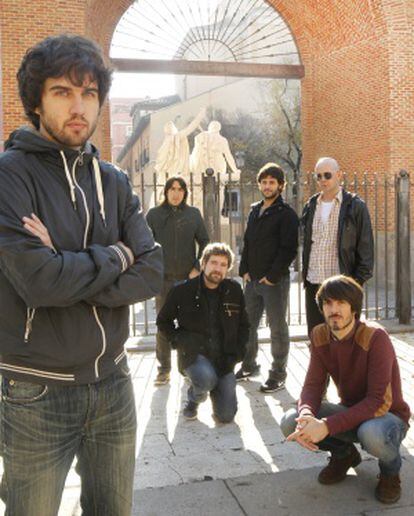 De pie, Guillermo, David, Jorge y &Aacute;lvaro. En cuclillas, Juan Manuel y Pucho; son los integrantes del grupo musical Vetusta Morla, posando en la plaza del Dos de Mayo de Madrid. 