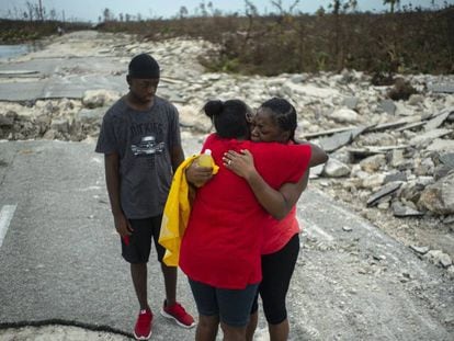 Dos mujeres muestran su tristeza tras el paso del huracán Dorian en la isla de Gran Bahama.