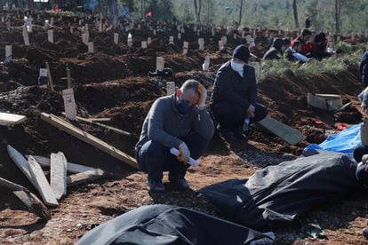 Una imagen del cementerio de Kahramanmaras, donde varios cadáveres esperan para ser enterrados.