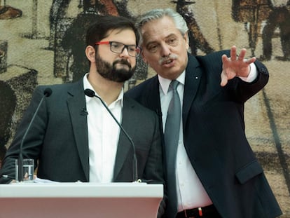 El presidente de Chile Gabriel Boric y su par de Argentina, Alberto Fernández, dialogan en la Casa Rosada.