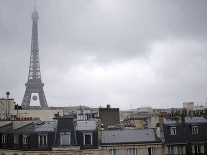 Contaminación en el cielo nublado en París, este martes.