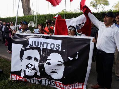 Una protesta fuera de la embajada de Uruguay en Perú. 