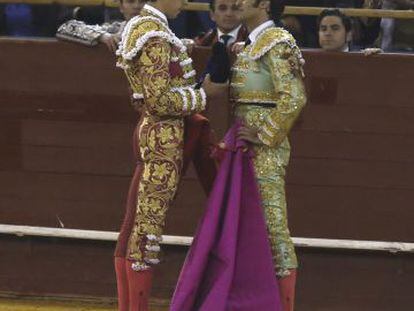 El torero Jim&eacute;nez Fortes brinda su tercer toro a David Mora, durante el segundo festejo de la feria de invierno de la Plaza de Vistalegre.