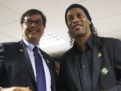 El presidente de Embratur, Gilson Machado Neto, junto a Ronaldinho durante la ceremonia de su nombramiento, el 5 de septiembre en Brasilia. 