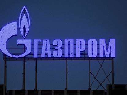 Estructura con el logo de Gazprom en un centro de negocios en San Petersburgo.