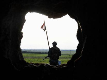 Un soldado sirio, al noroeste de Manbij.