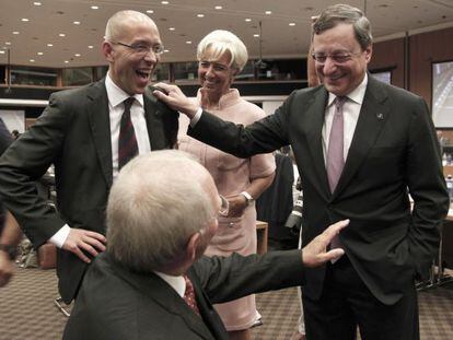 De izquierda a derecha, J&ouml;rg Asmussen, consejero del BCE; Wolfgang Schauble, ministro de Finanzas alem&aacute;n (sentado); Christine Lagarde, directora del FMI, y Mario Draghi, presidente del BCE, en la reuni&oacute;n de ayer del Eurogrupo en Nicosia (Chipre).
