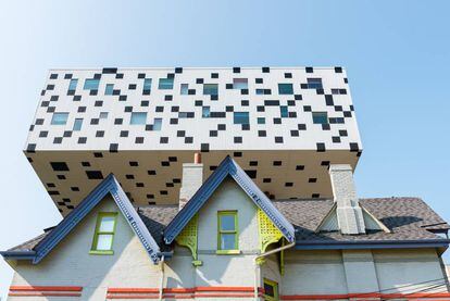 Proyectado por el arquitecto británico Will Alsop (1947-2018), el College of Art and Design de Toronto, de 2004, se eleva sobre pilares de colores.