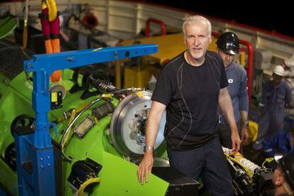 El director James Cameron sale del submarino