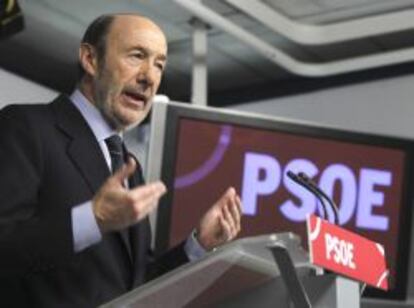 El secretario general del PSOE, Alfredo Pérez Rubalcaba durante su comparecencia hoy ante los medios de comunicación.