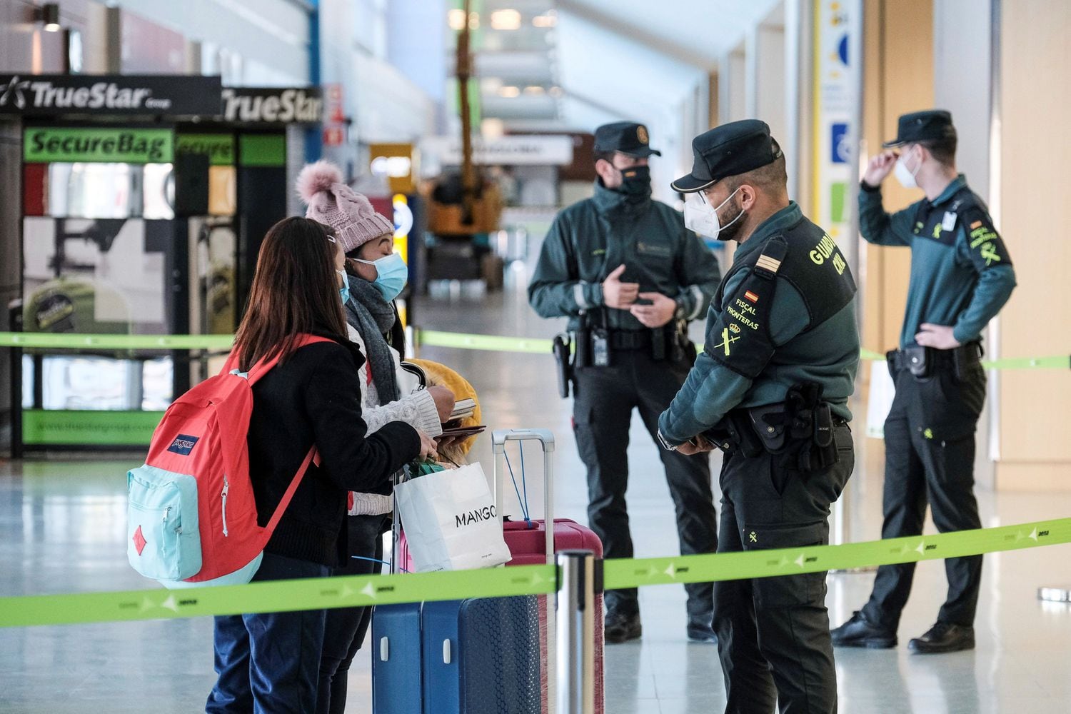 Agentes da Guarda Civil, em um controle de passageiros no aeroporto de Ibiza neste sábado.