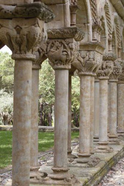 Alguns dels 44 capitells conservats, amb el seu fust, al jardí de Mas del Vent de Palamós.