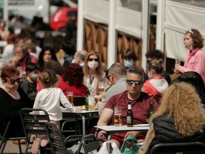 Decenas de clientes en una terraza de Madrid, a finales de marzo.