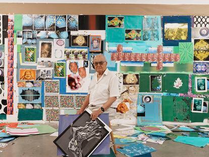 Luis Gordillo posa en su estudio. Detrás de él, un collage de gran formato que formará parte de su nueva exposición en la sala Alcalá 31 de Madrid