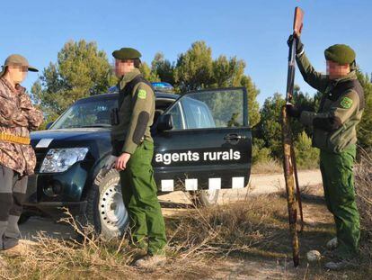 Dos agentes forestales decomisan un arma a un cazador.