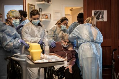 Un equipo de sanitarios prepara las dosis de la vacuna de Pfizer para una residencia de ancianos de Barcelona.