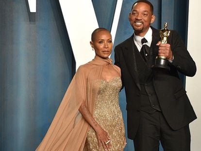 Will Smith y su esposa, Jada Pinkett Smith, posan en la fiesta organizada por la revista 'Vanity Fair' después de la entrega de los Oscar.