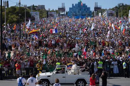 El papa Francisco llega al Parque Eduardo VII para asistir a la ceremonia de acogimiento, para su primer contacto con los peregrinos, este jueves en Lisboa.