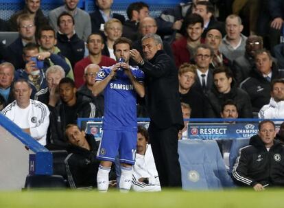 Mata recibe instrucciones de Mourinho