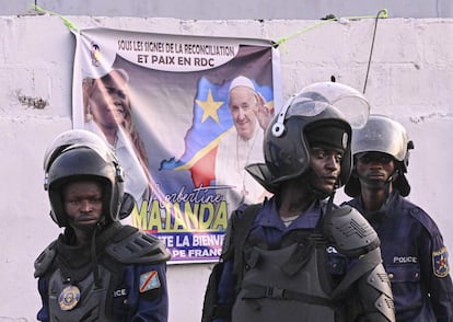 Unos agentes controlan la zona antes de la misa multitudinaria celebrada este miércoles en la capital congoleña, en la que se espera casi un millón de personas en medio de fuertes medidas de seguridad.