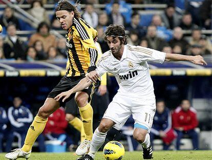 Granero disputa el balón con Dujmovic.