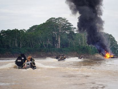 Fuerzas de seguridad incendian una draga utilizada para minería ilegal, en el río Madre de Dios, en el departamento de Beni (Bolivia), el pasado 14 de julio.
