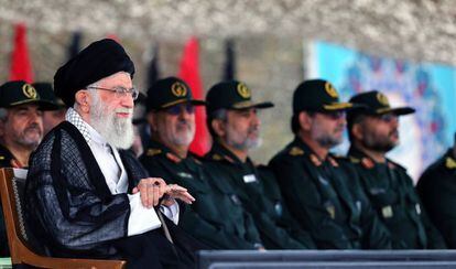 El guía supremo de Irán, el ayatolá Ali Jameneí, junto a oficiales de la Guardia Revolucionaria, durante una ceremonia el año pasado.