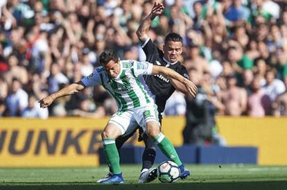 Guardado controla el balón.