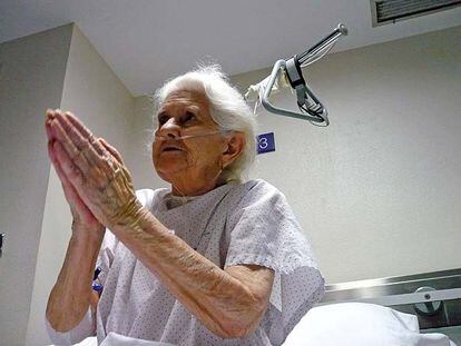 Silveria Alonso, en una habitación comunitaria de urgencias de La Paz, en Madrid.