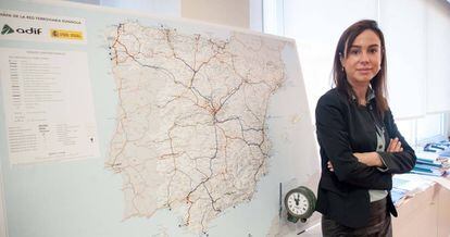 La presidenta de Adif, Isabel Pardo de Vera, ante un mapa de la red ferroviaria española. 