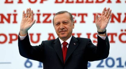 El presidente Erdogan saluda a sus seguidores, durante un acto este viernes en Estambul. 