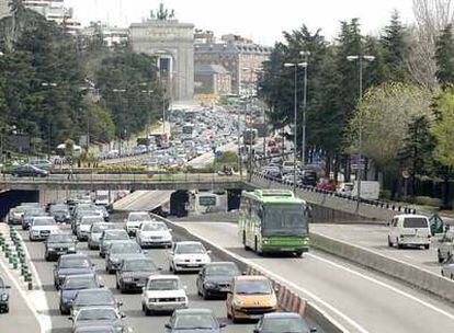 Vista de vehículos que circulan lentamente por la A-6 (autovía de la Coruña) en sentido de salida de la ciudad de Madrid (al fondo)