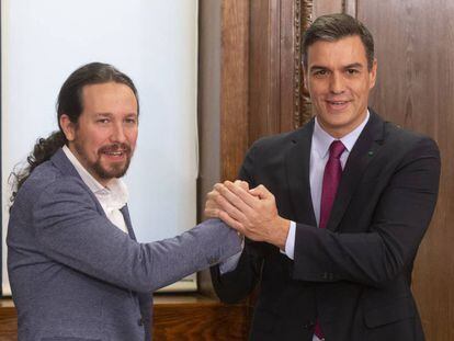 Iglesias y Sánchez se saludan tras firmar su acuerdo de investidura. 