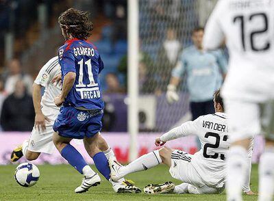 Van der Vaart clava por detrás los tacos a Granero, por lo que recibió la tarjeta amarilla.