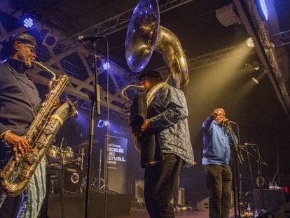 Tres de los músicos fundadores de la banda, en su actuación en Barcelona.