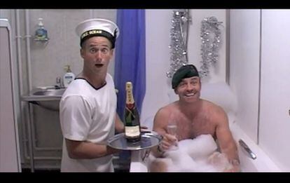 Una de las imágenes del vídeo realizado por los soldados del buque HMS Ocean con la canción 'All I Want for Christmas is you', de Mariah Carey.