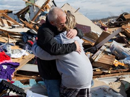 Mike Castle abraza a su hija tras el paso de un tornado en Kentucky en diciembre pasado.