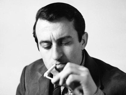 Juan Goytsilo, fumant una cigarreta, el 1965.