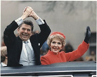 “Nancy Reagan fue una de las pocas Primeras Damas en interesarse en la moda americana", ha reconocido la directora del Fashion Institute of Technology, Valerie Steele, a 'The New York Times'. La esposa de Ronald Reagan es recordada por su gusto por el lujo y la alta costura. Entre sus prendas más habituales están las chaquetas rectas. Ella fue una de las primeras damas que apostó por los diseñadores estadounidenses. Para la toma de posesión de su esposo, en 1981, lució un traje blanco con una sola manga diseñado por John Galanos.