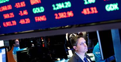 Un corredor trabaja en la Bolsa de Valores de Nueva York (Estados Unidos).