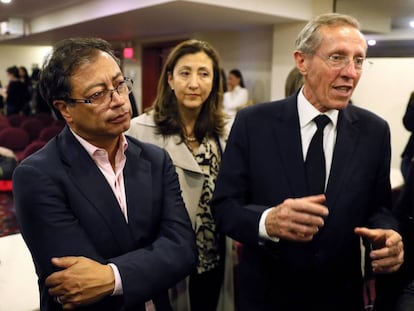Gustavo Petro, Ingrid Betancourt y el senador verde Antonio Navarro Wolf.