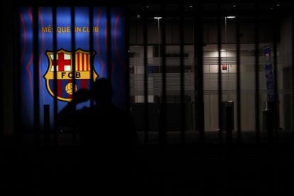 Un aficionado, en las puertas de las oficinas del FC Barcelona tras conocerse que Messi no seguirá en el club.