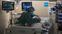 Una enfermera atiende a un paciente con covid en la UCI del Hospital Vall d'Hebron de Barcelona.