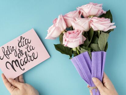 Las flores son una opción muy a tener en cuenta para regalar. FREEPIK.