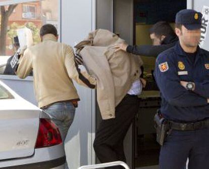 Uno de los detenidos, el 7 de mayo en Badalona.