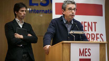 Jordi Martí, impulsor de Moviment d'Esquerres, intervé en l'assemblea inaugural del partit, al costat de Pere Almeda.