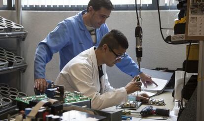 Un alumno de Formación Profesional realiza prácticas en la empresa Siemens.
